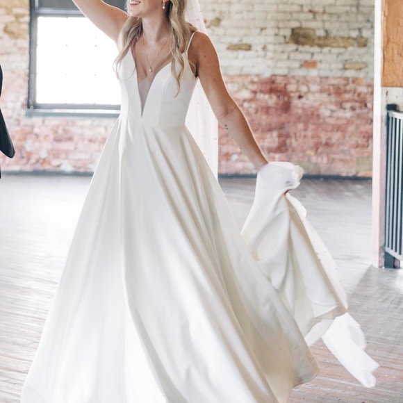 Elegant White V-Neck wedding dress - Picture 2 of 5